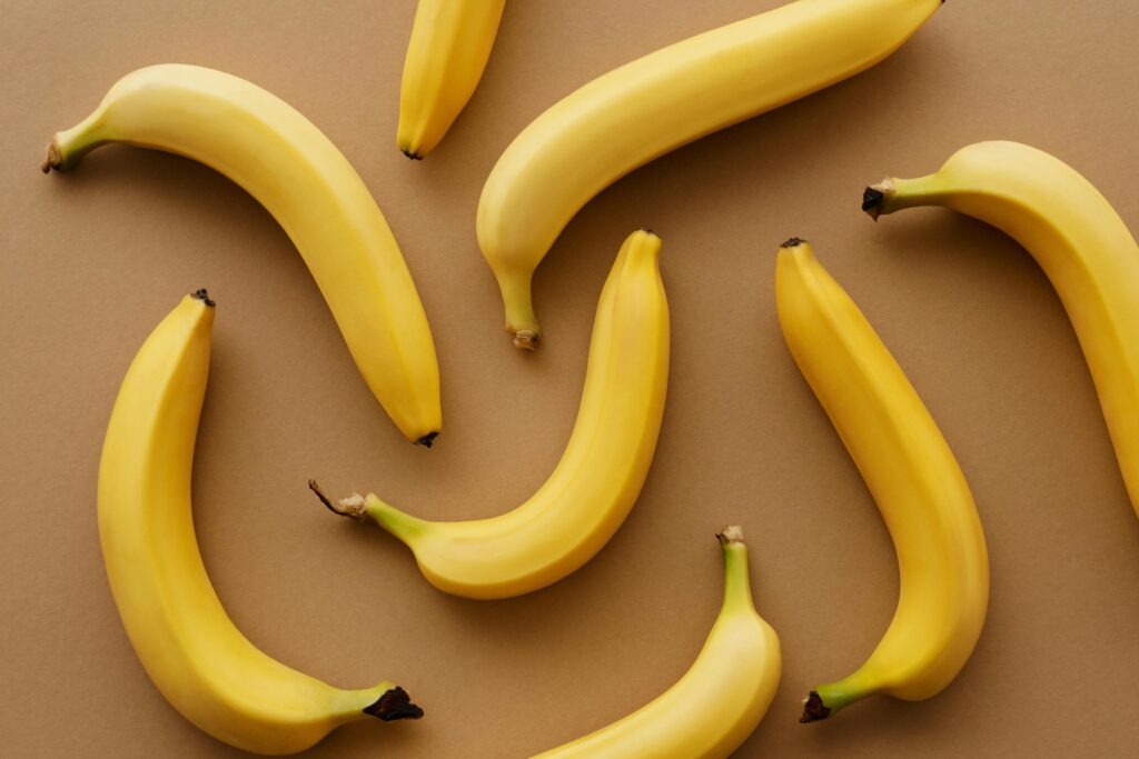 Plusieurs bananes sur un fond marron.