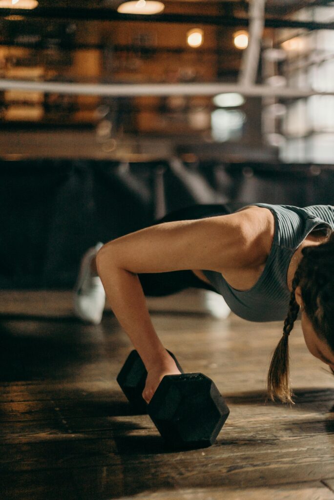 Femme faisant la planche sur un planché marron
