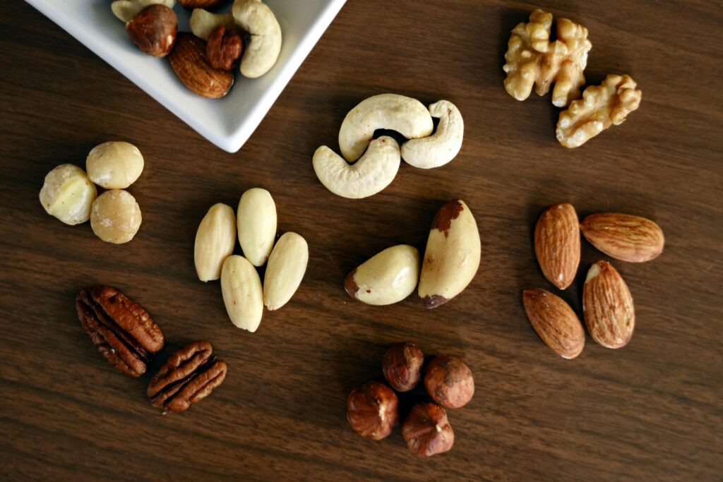 Différentes sorte de noix sur un comptoir.