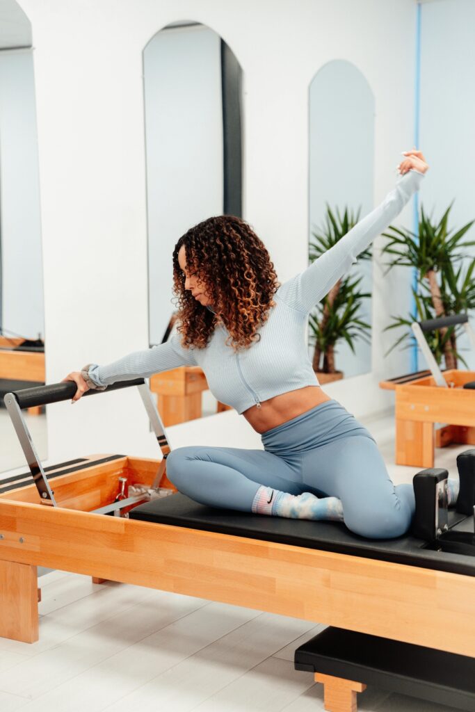 Femme qui fait du pilates dans un studio.