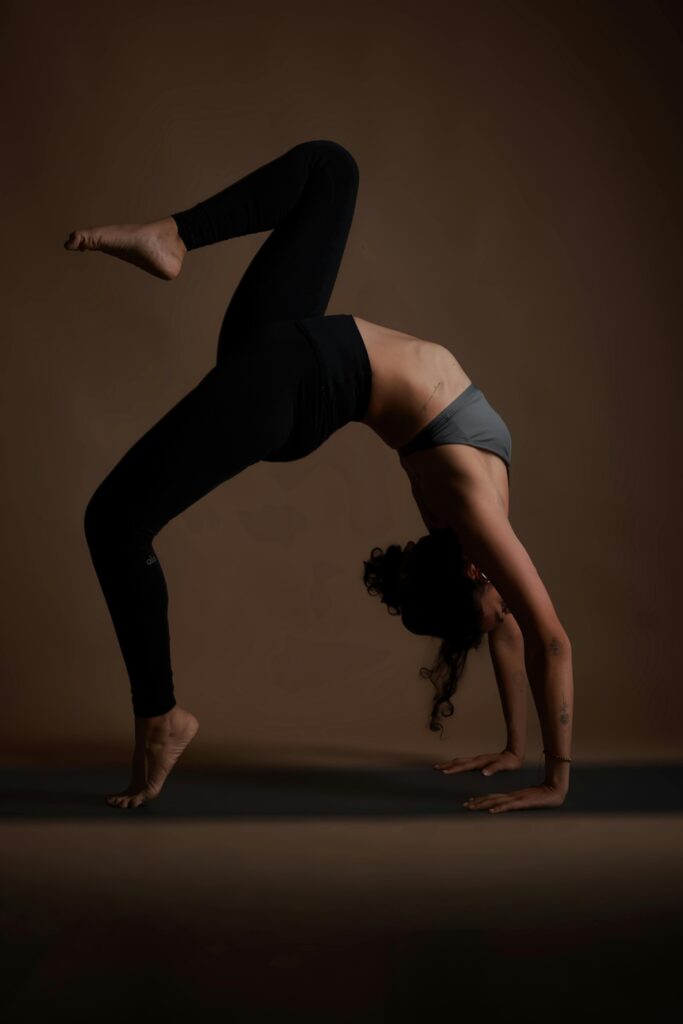 Femme qui faut une posture de yoga en souplesse.