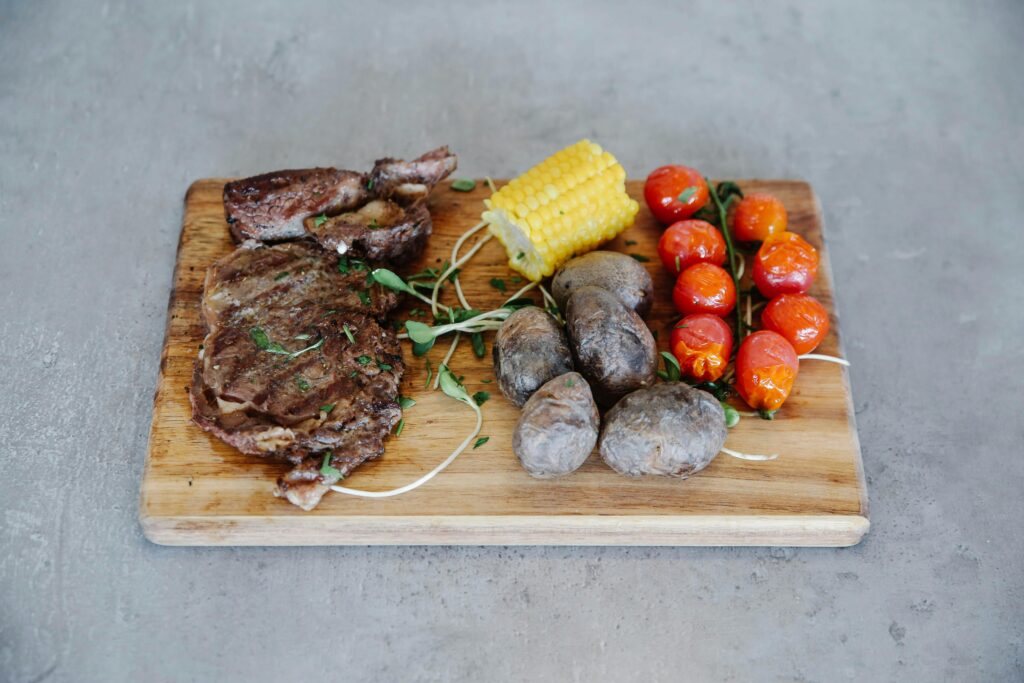 Plateau de viandes (steak) avec blé d'inde, patate, tomate