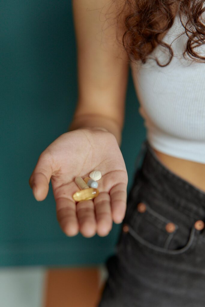 Plan rapproché de vitamines dans une mains