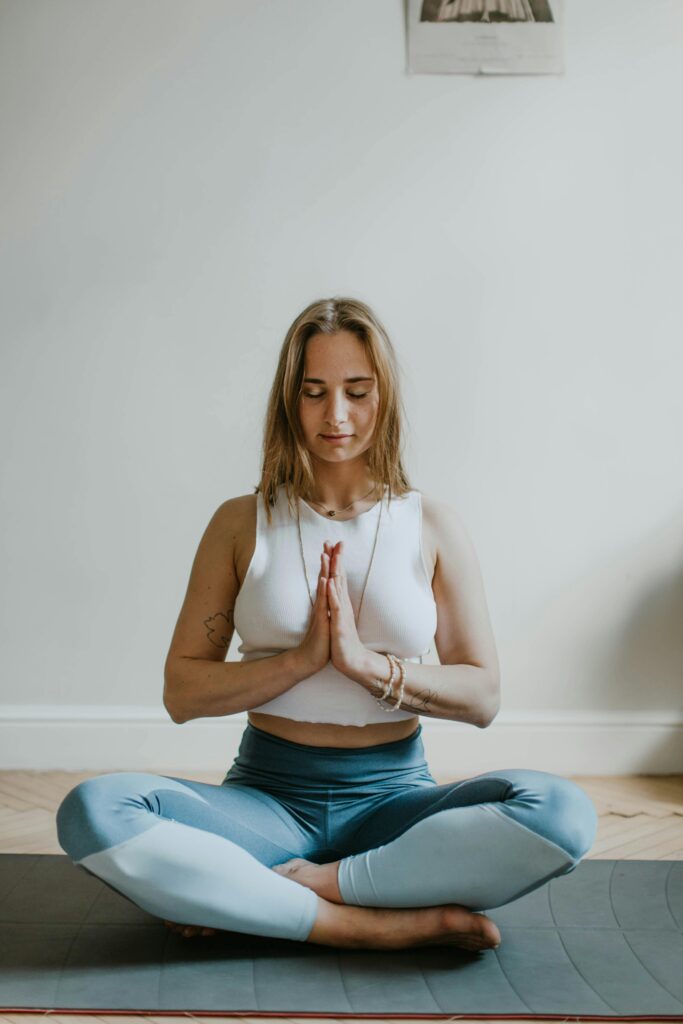 Femme qui fait une méditation/ yoga en étant détendu et zen.